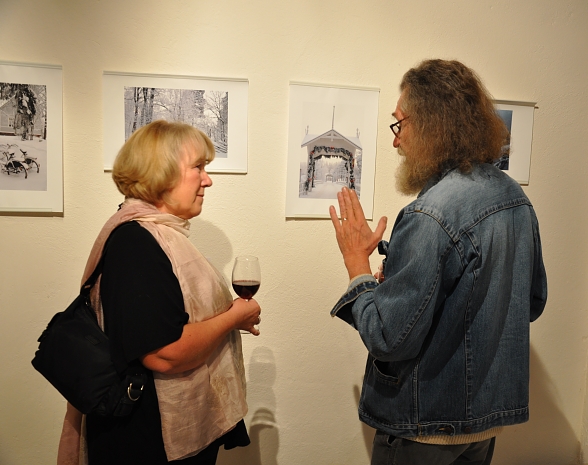 DSC_4754 small Hannu exhibition with visitor.jpg - 194398 Bytes